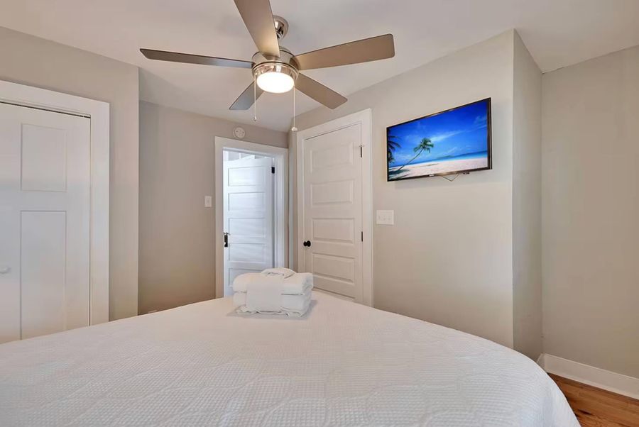 Bedroom 5: Queen Bed + TV