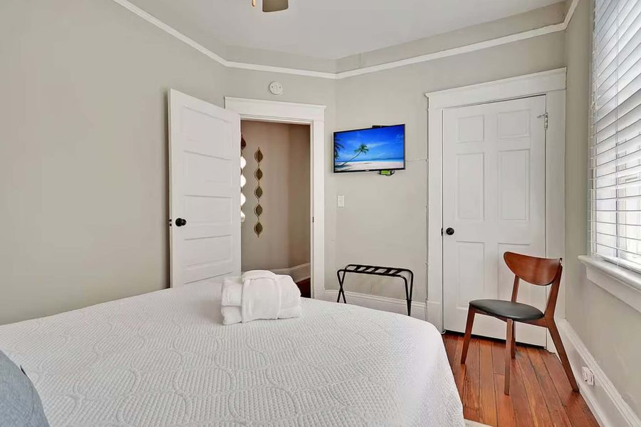 Bedroom 6: Queen Bed + TV