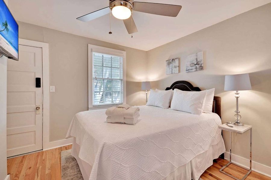 Bedroom 3: Queen Bed + TV 
