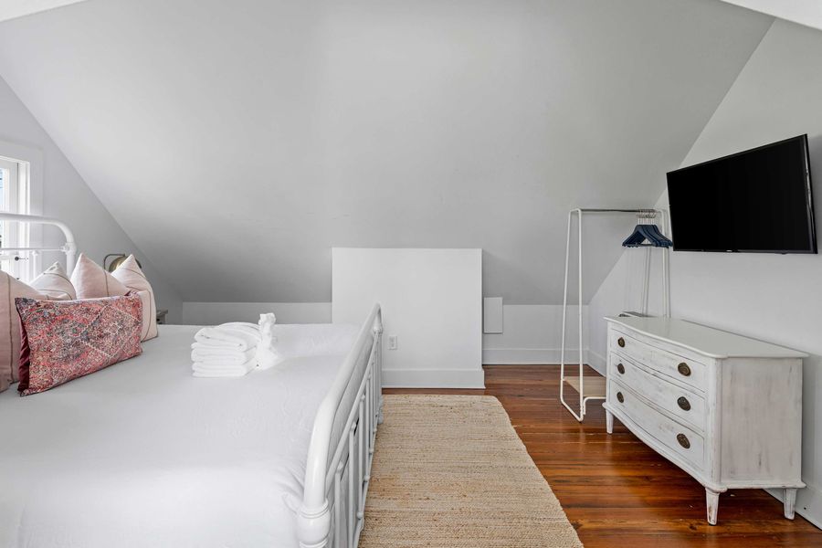 Bedroom 4: King Bed + TV + Single bed