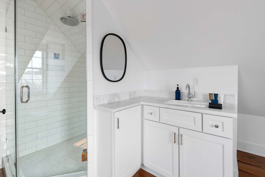 Bathroom 4: Walk-in Shower 