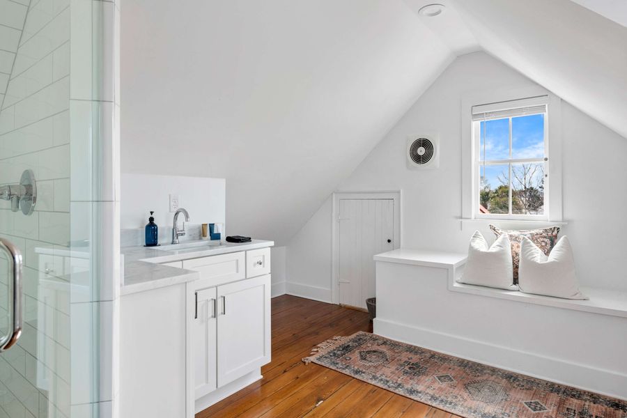 Bathroom 4: Walk-in Shower