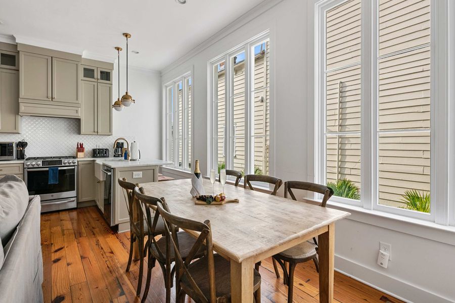 Dining seating