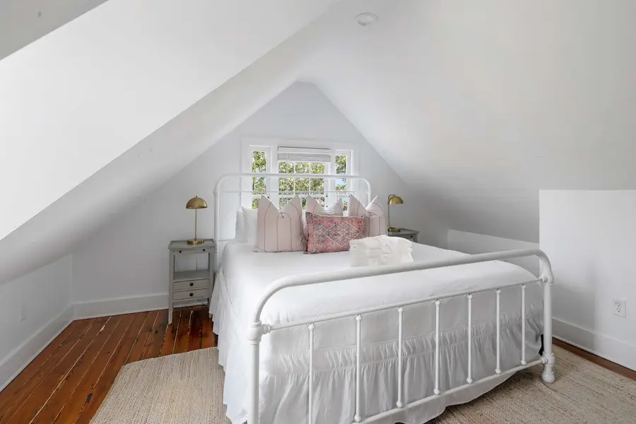 Bedroom 4: King Bed + TV + Single bed