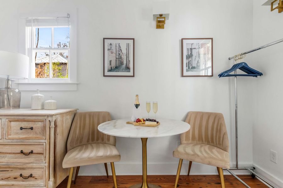 Dining seating