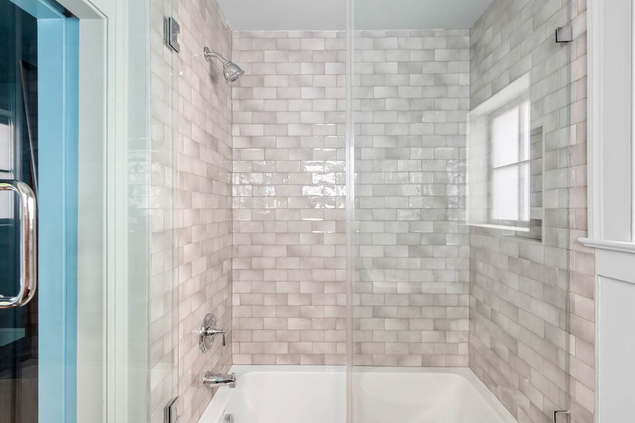 Bathroom 1: Full bathroom 
