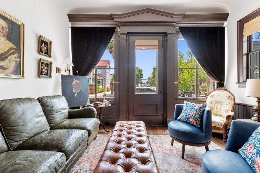 
Spacious living room with seating for your entire group + TV!