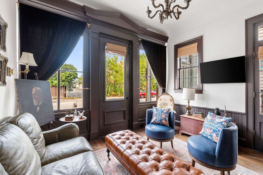 
Spacious living room with seating for your entire group + TV!