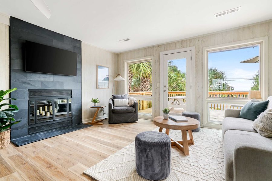Spacious living room with plenty of seating for your group!