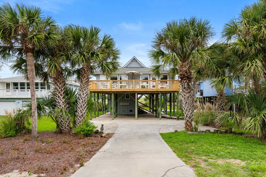 Welcome to your Folly Beach escape! Across the street from the beach! 