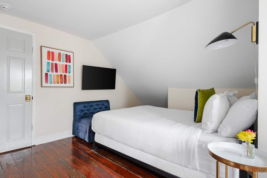 Bedroom 10: Queen Bed + TV