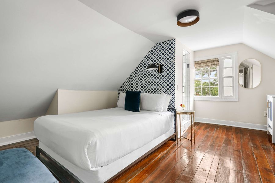 Bedroom 10: Queen Bed + TV 