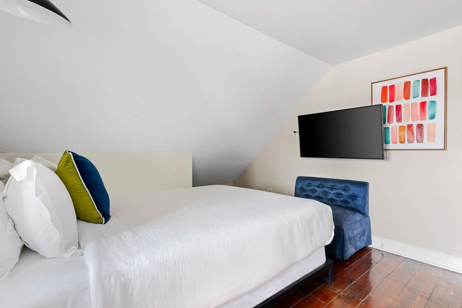 Bedroom 9: Queen Bed + TV