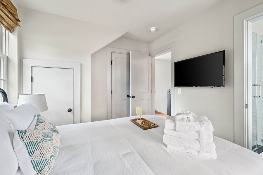 Bedroom 3: Queen Bed + TV