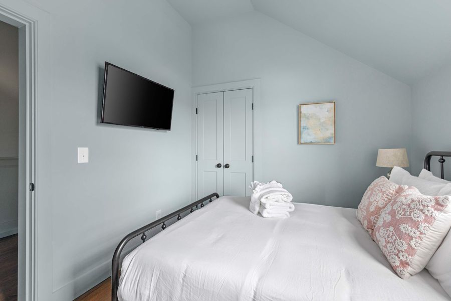 Bedroom 4: Double Bed + TV