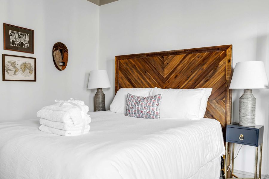 Bedroom 4: Queen Bed + TV