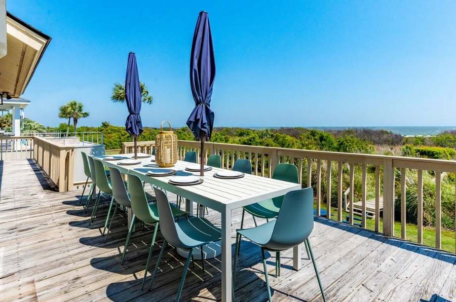 Large outdoor dining area for the entire group!