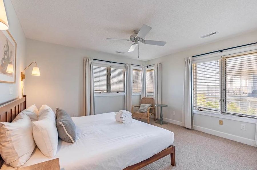Bedroom 4: King Bed