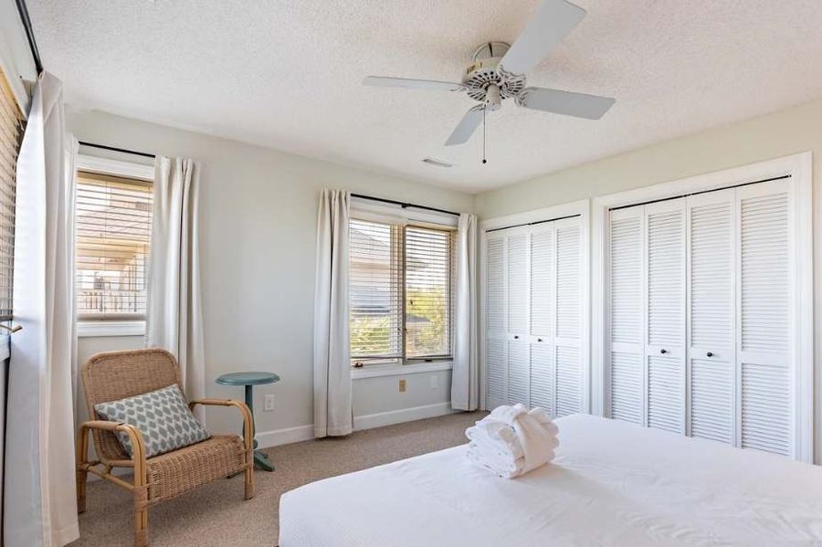 Bedroom 4: King Bed