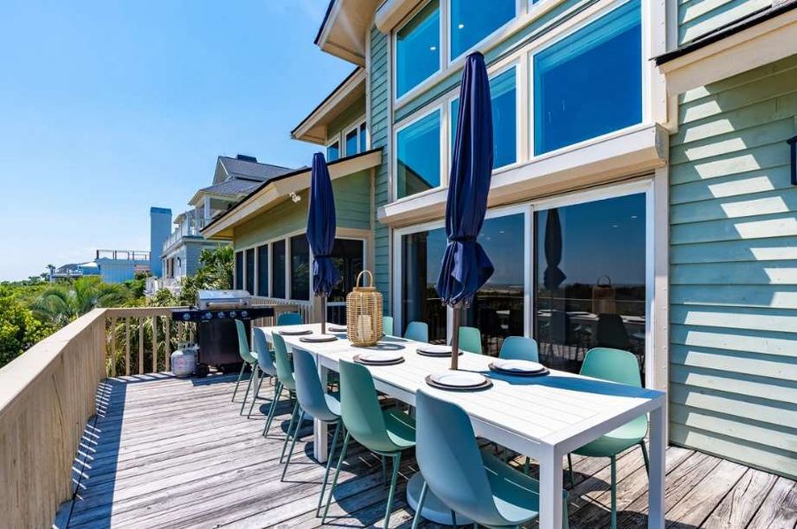 Large outdoor dining area for the entire group!