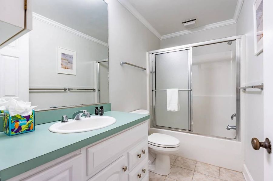 Bathroom 4: Walk-in shower