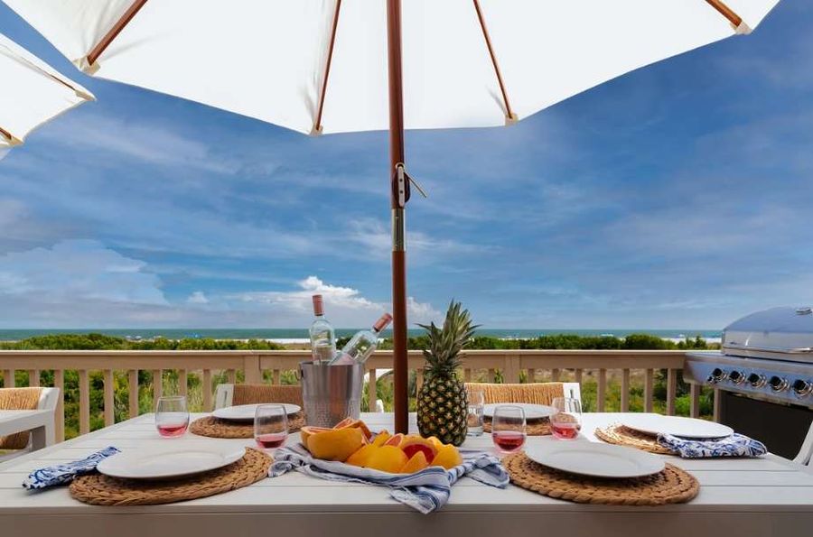 Large outdoor dining area for the entire group!