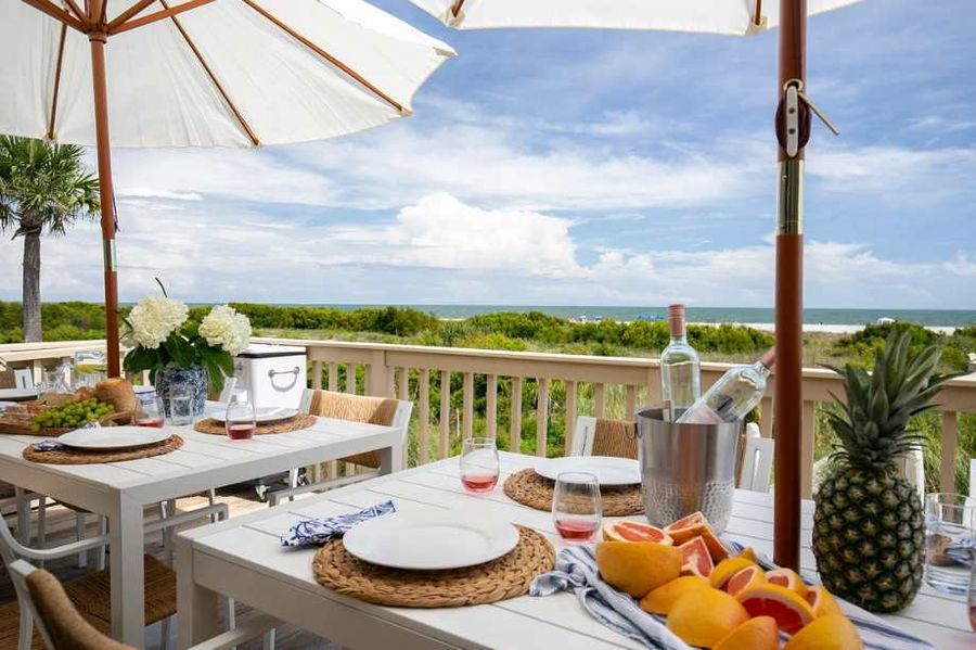 Large outdoor dining area for the entire group!