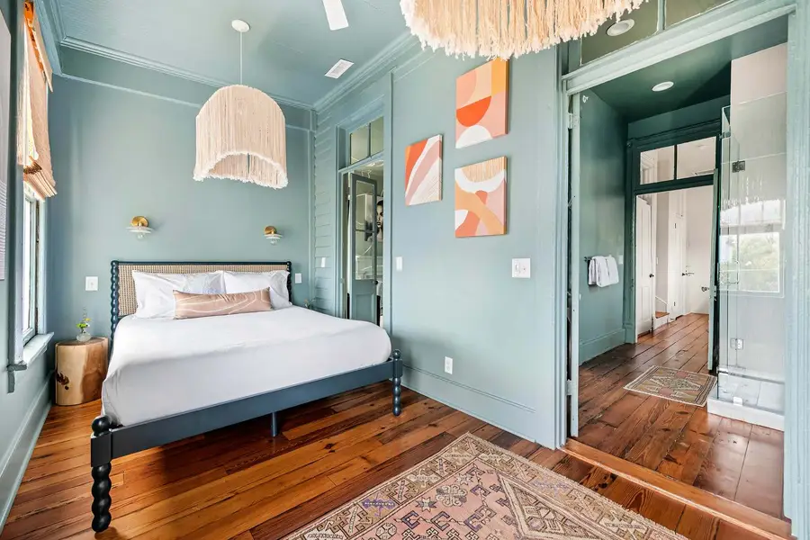 Bedroom 1: King Bed + Double Bed 