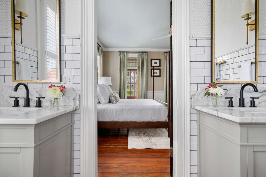 Bathroom 2: Shower/tub combo