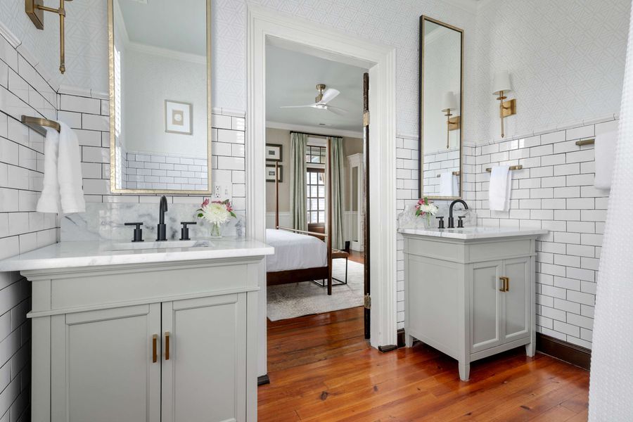 Bathroom 2: Shower/tub combo