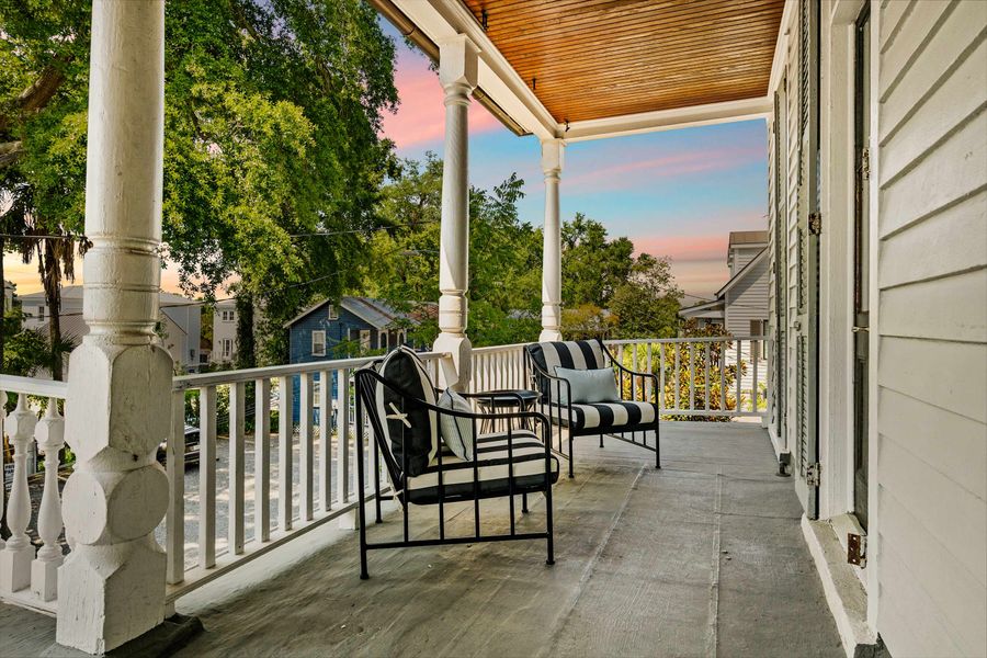 Spacious shared porch w/ seating!