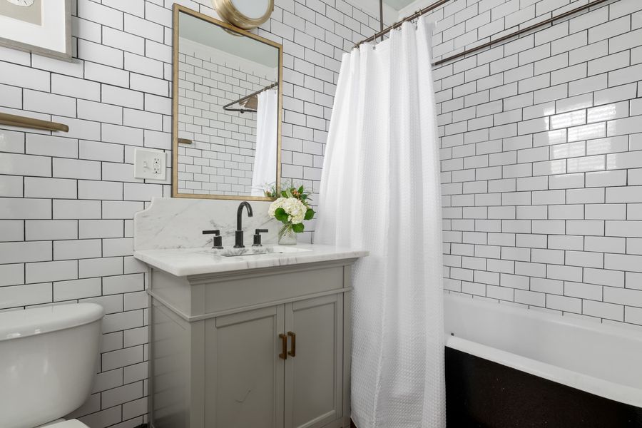 Bathroom 1: Shower/tub combo