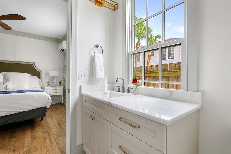Bathroom 1: Shower/tub combo