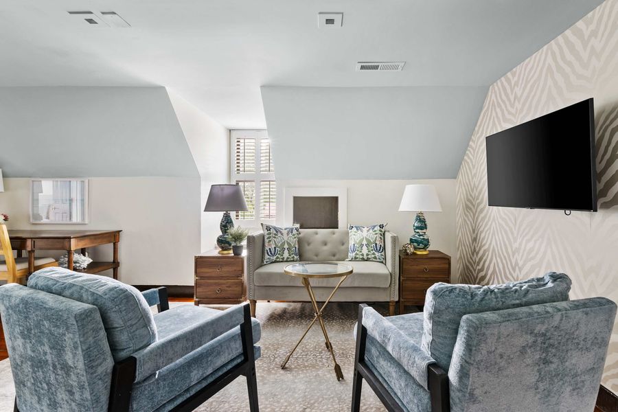 Living room 7 + TV w/ working space