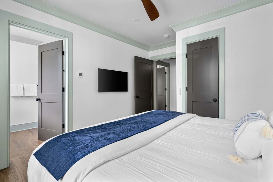 Bedroom 10: King Bedroom + En Suite + TV