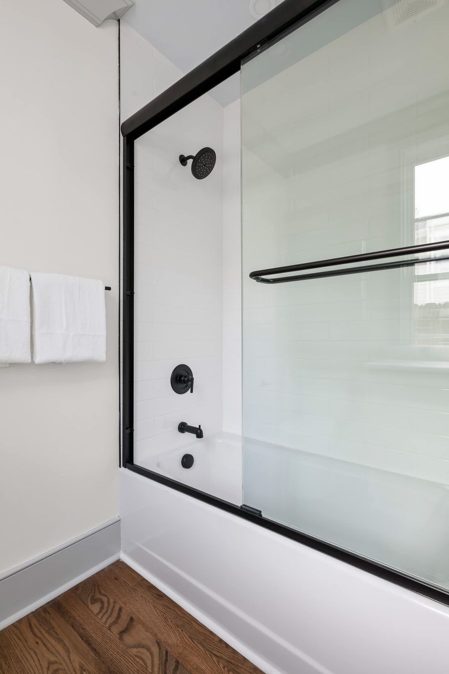 Bathroom 7: Shower/tub combo