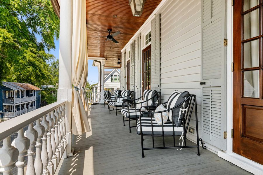 Spacious porch w/ seating!