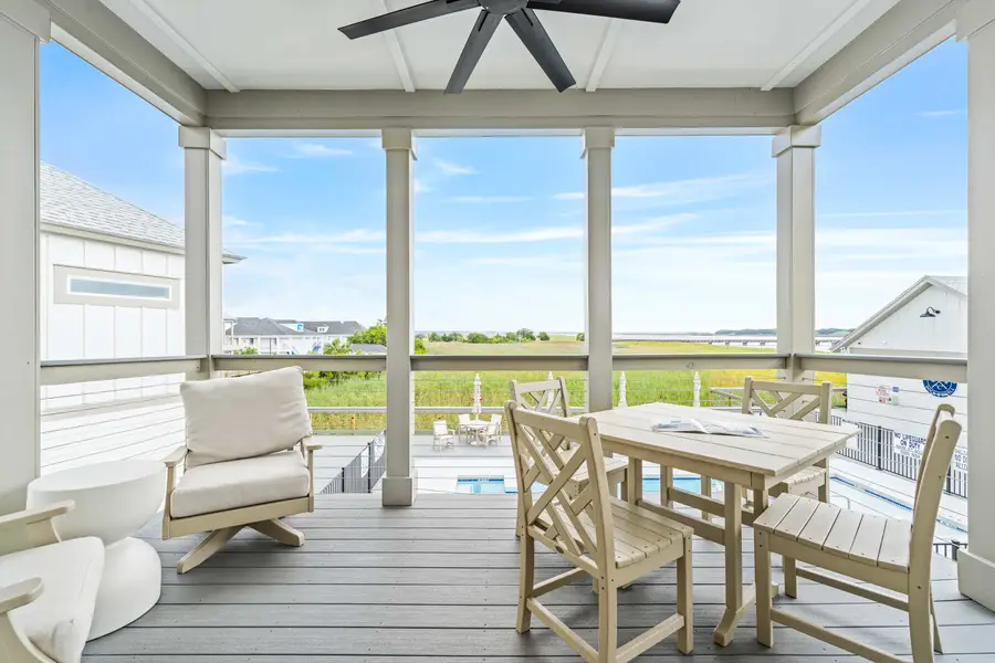 Private porch w/ seating
