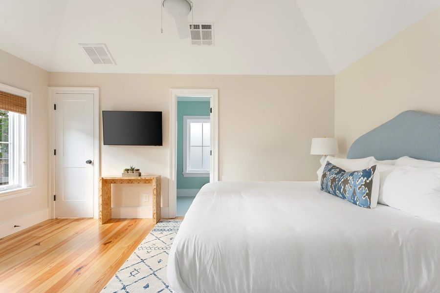 Bedroom 3: King Bed + TV 