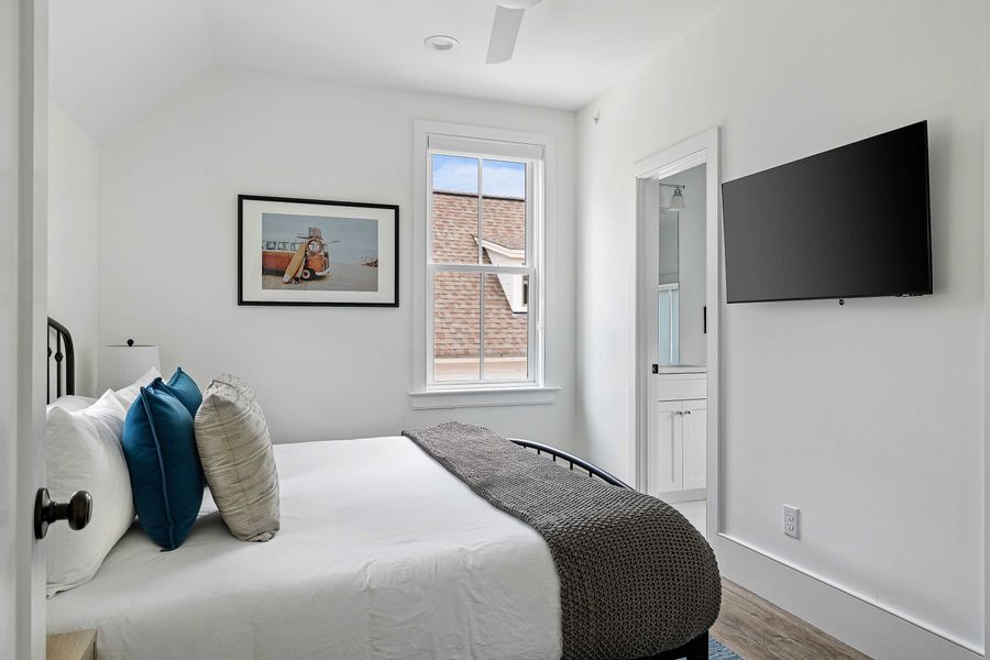 Bedroom 4: King Bed + TV 