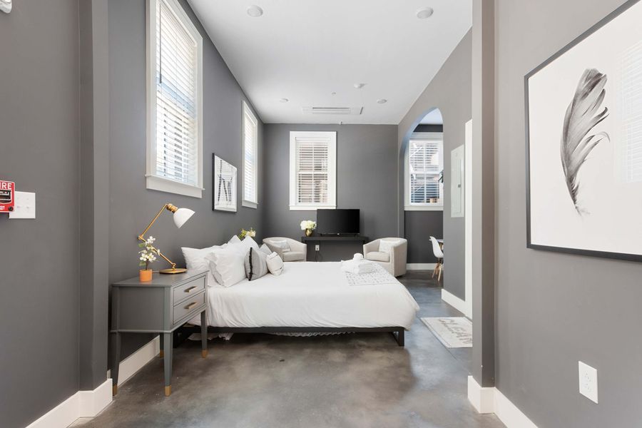 Spacious suite with a King Bed 