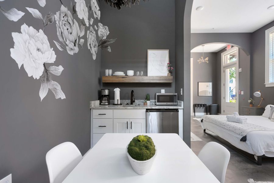 Dining area and kitchenette 
