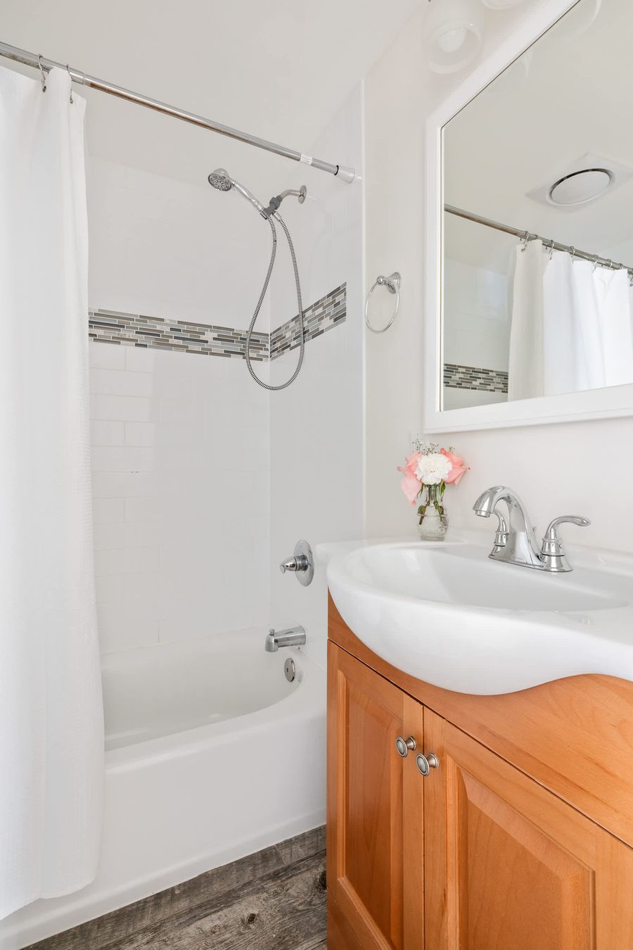 Bathroom 4: Shower/Tub 