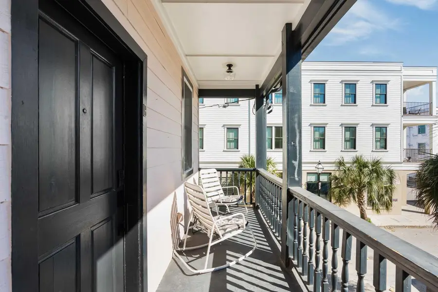 Veranda with seating for your group!
