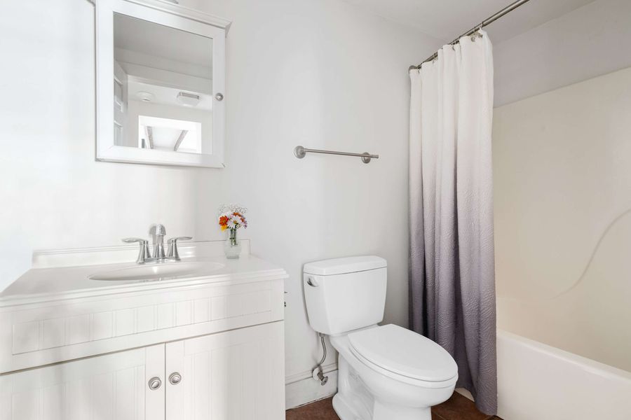 Bathroom: Walk-in Shower 