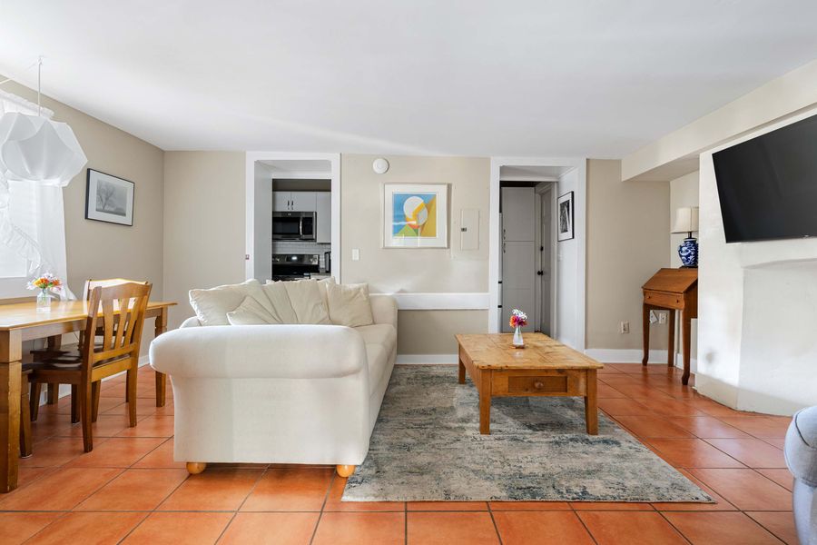 Spacious living room 