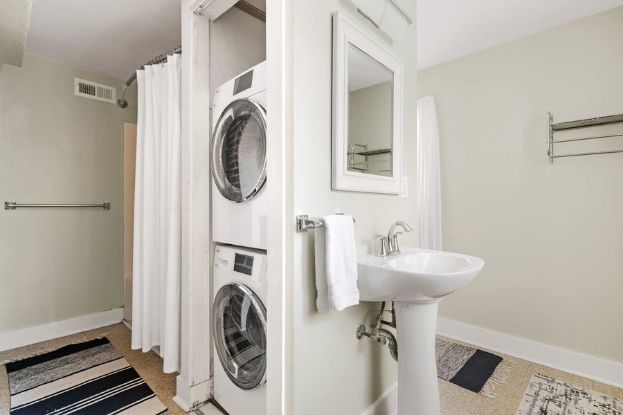 Bathroom: Walk-in Shower + Washer/Dryer 