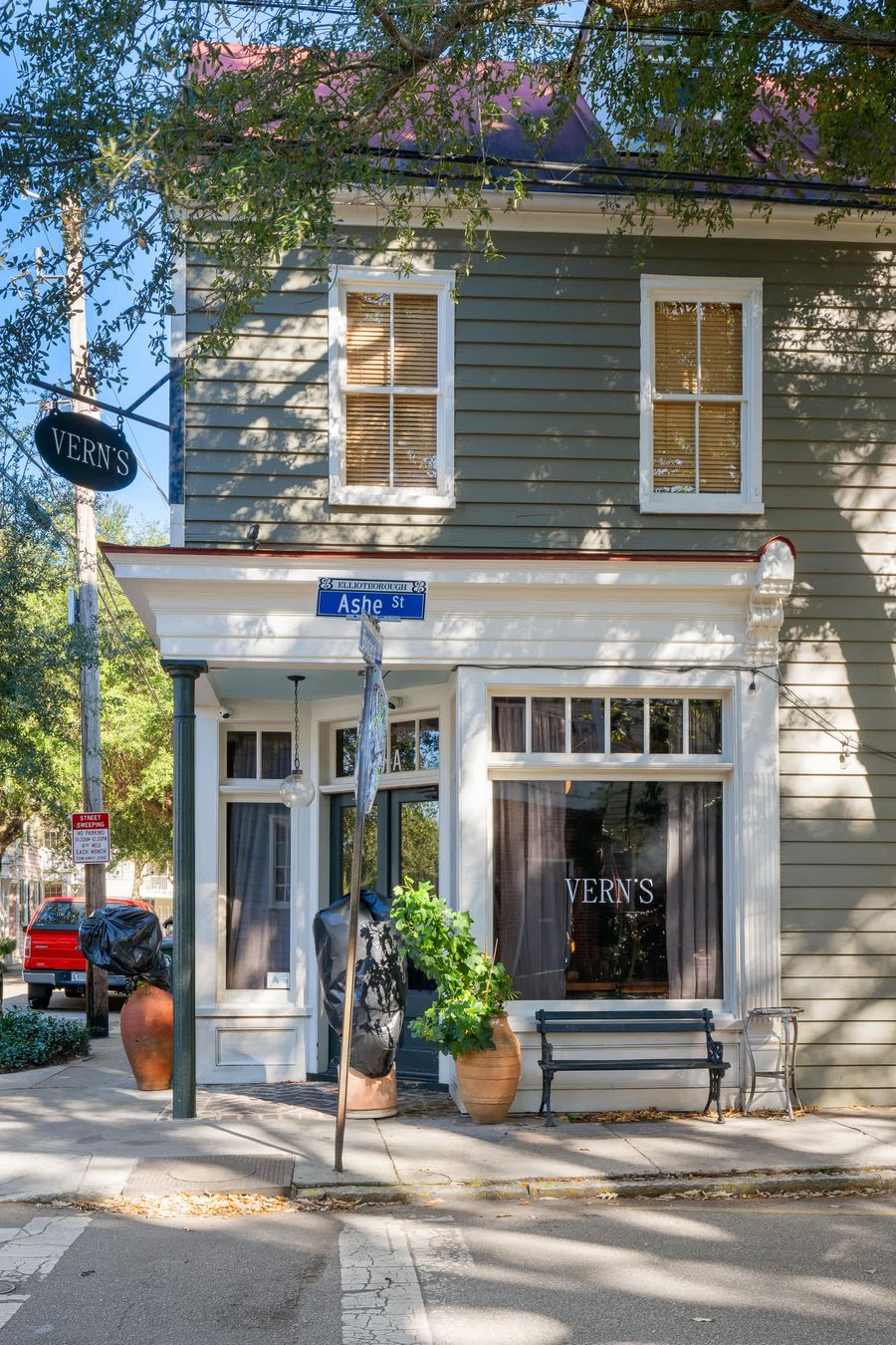 Verns is an amazing Michelin star restaurant in the neighborhood 