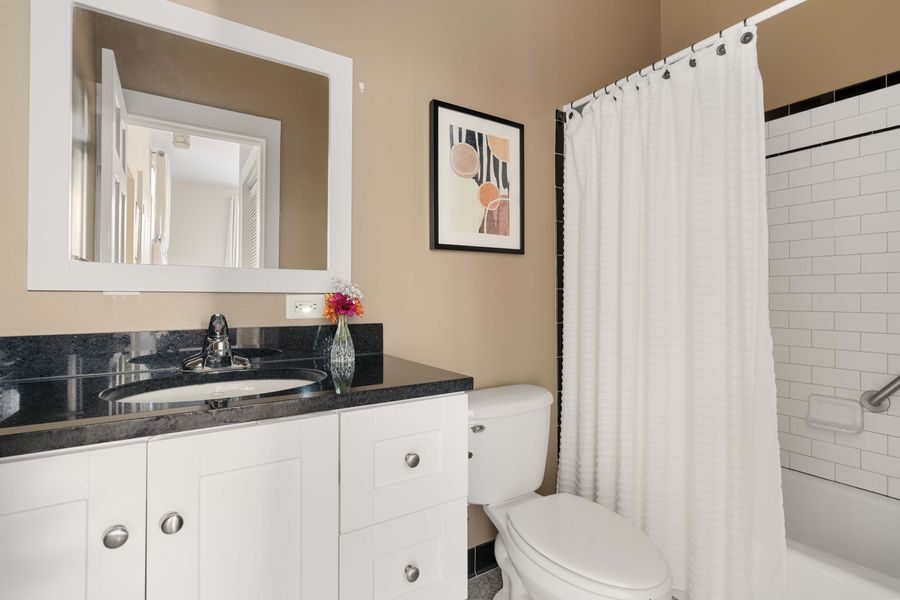 Bathroom: Walk-in Shower