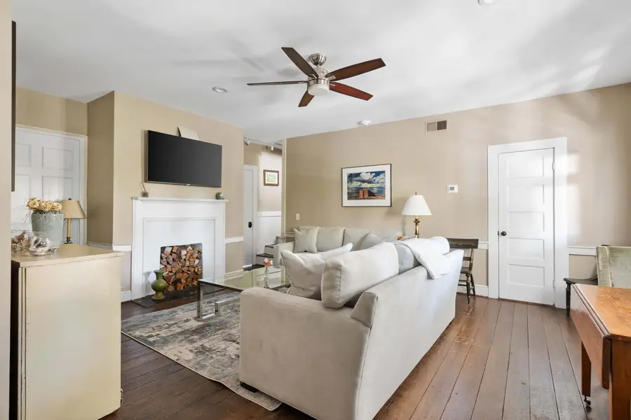 Spacious living room 